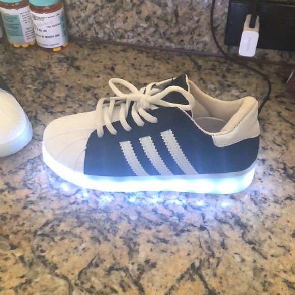 Cute boys and girl light up sneakers, and it changes colors - Picture 12 of 12
